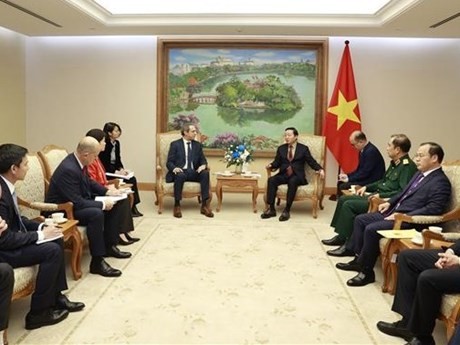 Le Vice-PM vietnamien Trân Hông Hà (au centre, à droite) reçoit Olivier Michalon, vice-président exécutif des activités mondiales d'Airbus Helicopters. Photo: VNA.