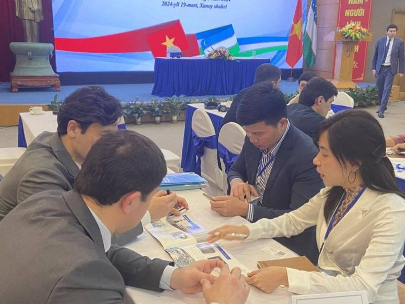 Des entreprises vietnamiennes et ouzbèkes échangent des informations sur les marchés respectifs et des opportunités de coopération. Photo : vneconomy.vn.