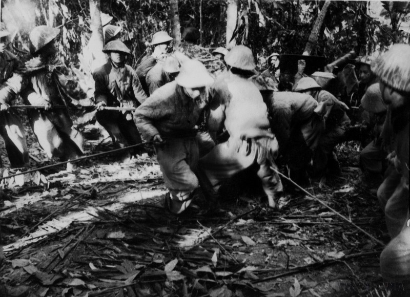 Les artilleurs de l’Armée populaire vietnamienne ont courageusement surmonté toutes les difficultés pour acheminer des canons, pesant chacun des dizaines de tonnes, aux champs de bataille de Diên Biên Phu, contribuant de manière importante à la victoire finale de la campagne. Photo d'archives : VNA.