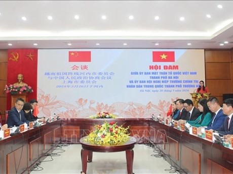 Entretien entre la présidente du Comité du Front de la Patrie du Vietnam de Hanoï, Nguyên Lan Huong, et le vice-président de la Conférence consultative politique du peuple chinois de Shanghai, Wu Xinbao. Photo : VNA.