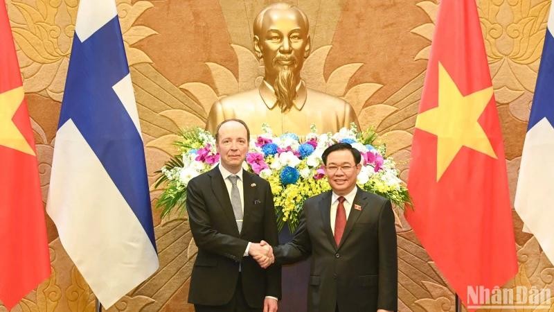 Le Président de l'Assemblée nationale vietnamienne, Vuong Dinh Hue (à droite), et son homologue finlandais Jussi Halla-aho. Photo: VNA.