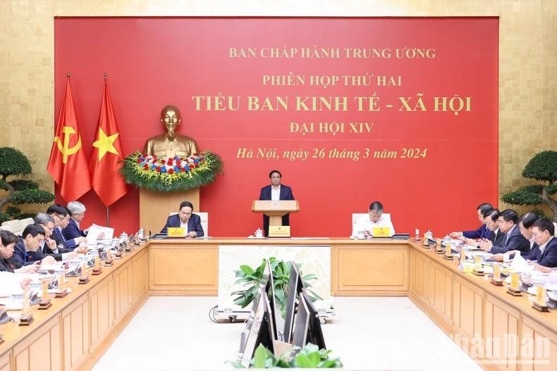 Le PM vietnamien Pham Minh Chinh (debout) lors de la deuxième réunion du sous-comité socio-économique du XIVe Congrès national du Parti. Photo : NDEL.