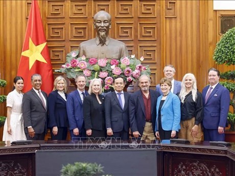 Le Vice-PM vietnamien Tran Luu Quang et des parlementaires américains. Photo: VNA.