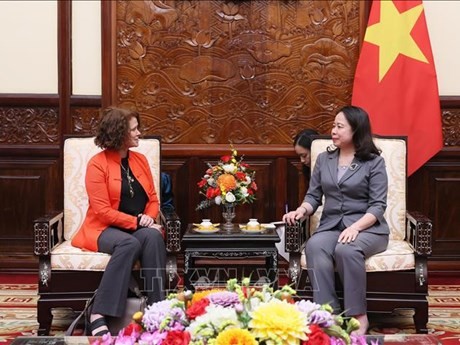 La Présidente par intérim du Vietnam. Vo Thi Anh Xuân (à droite), et Carolyn Turk, directrice nationale de la Banque mondiale (BM). Photo : VNA.