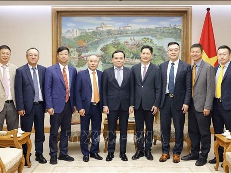 Le Vice-PM vietnamien Trân Luu Quang (au milieu) et des hommes d'affaires chinois. Photo : VNA.