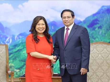 Le PM vietnamien Pham Minh Chinh (À droite) et la ministre canadienne de la Promotion des exportations, du Commerce international et du Développement économique, Mary Ng, le 27 mars à Hanoi. Photo: VNA.