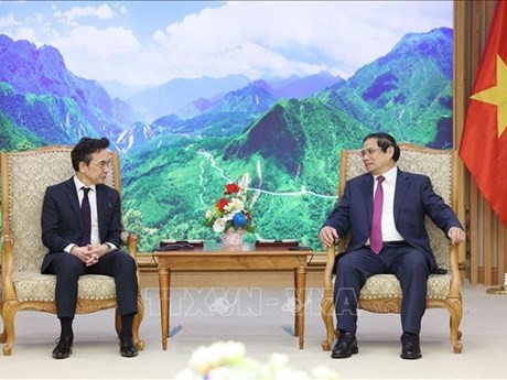 Le PM vietnamien Pham Minh Chinh (à droite) etl'ambassadeur de Thaïlande au Vietnam, Nikorndej Balankura. Photo: VNA.