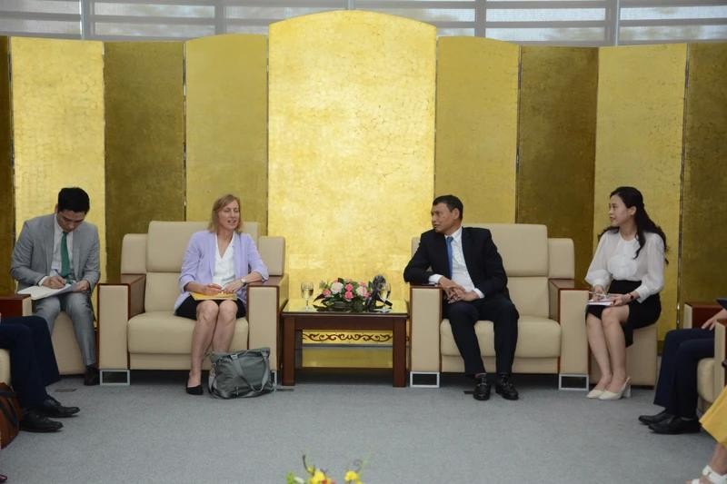 Le vice-président permanent du Comité populaire de la ville de Dà Nang, Hô Ky Minh (au centre, à droite), et la consule générale des États-Unis à Hô Chi Minh-Ville, Susan Burns, le 26 mars à Dà Nang. Photo : NDEL.