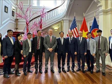 Le ministre vietnamien des Affaires étrangères, Bùi Thanh Son (6e, à droite), lors de la recontre avec le vice-président de l'Université d'Arizona, Jeffrey Goss. Photo : VNA.