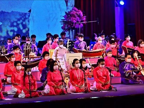 La princesse thaïlandaise (au centre) porte l'ao dai et interprète une œuvre musicale sur le Vietnam. Photo: VNA.