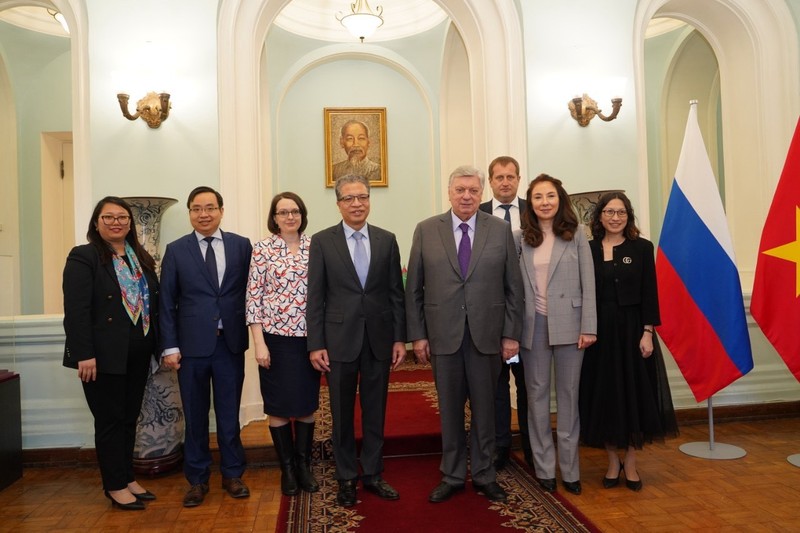 Rencontre entre l’ambassadeur vietnamien en Russie, Dang Minh Khôi (4e à gauche), et le professeur et académicien A.V. Torkunov, recteur du MGIMO. Photo: Ambassade du Vietnam en Russie. 