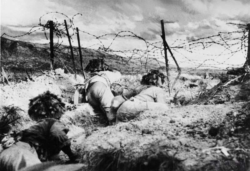 Nos soldats d'assaut coupent les fils de fer barbelé pour commencer notre attaque contre les positions ennemies sur la colline C. Photo d'archives : VNA.