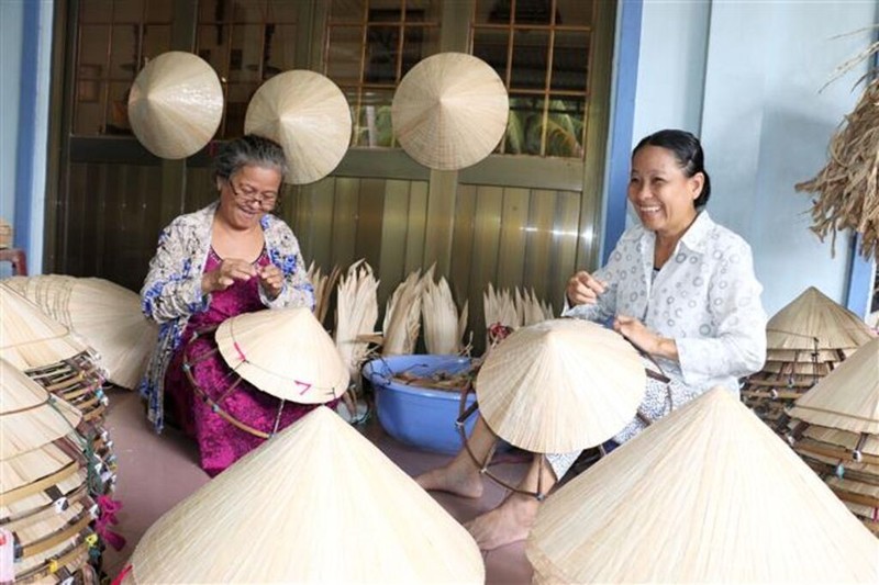 Fabrication des chapeaux coniques dans la province de Vinh Long (Sud). Photo: VNA.