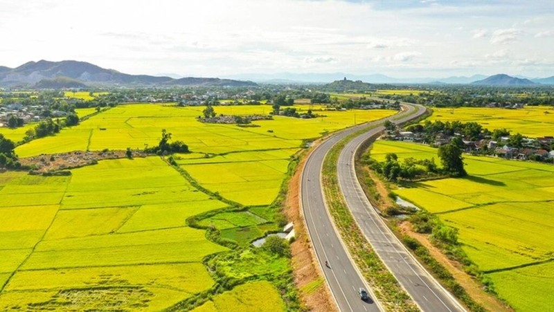 L'autoroute nationale 19 reliant les hauts plateaux du Centre, des trois zones frontalières Laos - Cambodge - Nord-Est de la Thaïlande, le port maritime de Quy Nhon à la zone économique de Nhon Hôi, province de Binh Dinh (Centre). Photo: VNA.