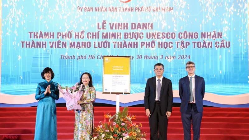 Lors de la cérémonie en l'honneur de la reconnaissance de Hô Chi Minh-Ville par l'UNESCO en tant que membre du « Réseau mondial des villes apprenantes ». Photo : VNA.
