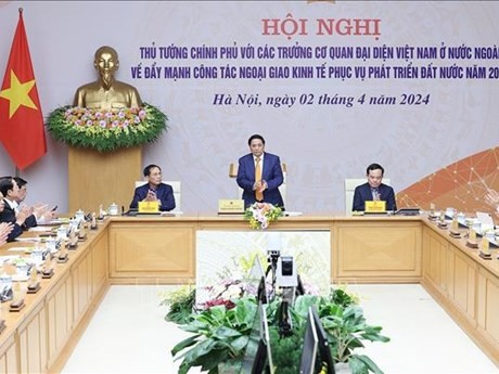 Le PM vietnamien Pham Minh Chinh (debout) lors de la conférence sur le renforcement de la diplomatie économique au service du développement national. Photo : VNA.