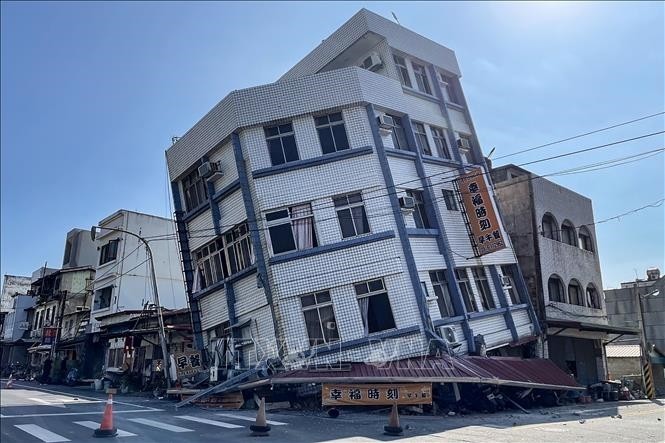 Un bâtiment effondré après le séisme. Photo: VNA.