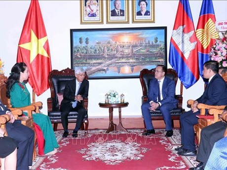 Le vice-président du Comité populaire de Hô Chi Minh-Ville, Vo Van Hoan (à gauche), et le consul général du Cambodge Chan Sorykan, à Hô Chi Minh-Ville, le le 3 avril. Photo : VNA.