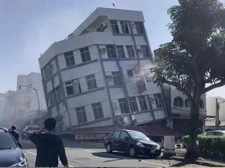 Effondrement d'un bâtiment à Taïwan (Chine). Photo: AP.