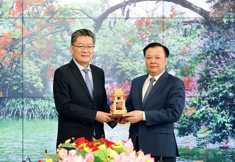 Le membre du Bureau politique du Parti communiste du Vietnam (PCV) et secrétaire du Comité municipal du PCV de Hanoï, Dinh Tiên Dung (à droite), et le secrétaire du Comité municipal du PCC de Guangzhou, Guo Yonghang, le 2 avril à Hanoi. Photo : dangcongsan.vn.
