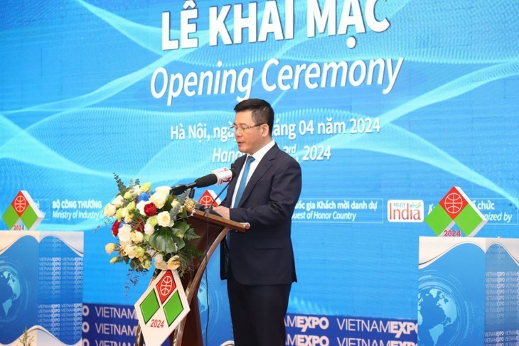 Lors de la cérémonie d'ouverture de la Foire internationale du Vietnam (VIETNAM EXPO 2024), le 3 avril à Hanoi. Photo : VNA.