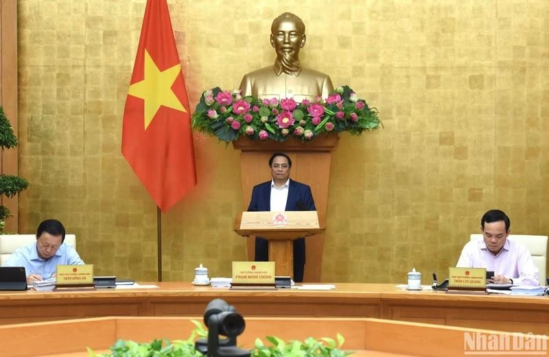 Le PM vietnamien Pham Minh Chinh (debout) prend la parole lors de la réunion du gouvernement, le 3 avril à Hanoi. Photo : NDEL.