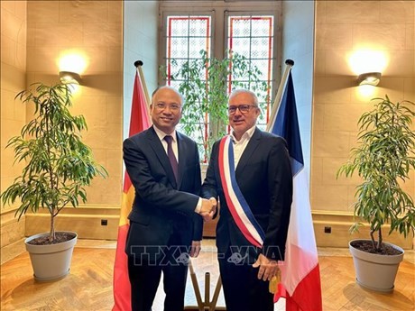 L'ambassadeur du Vietnam en France, Dinh Toàn Thang (à gauche), et le maire de Nevers, Denis Thuriot. Photo : VNA.