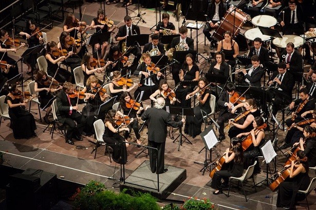 Fondé en 2001 par le chef d'orchestre italien Damiano Giuranna, le WYO a accueilli environ 3 500 talents venus de tous les continents et participé à de nombreuses tournées musicales à travers le monde. Photo : WYO.