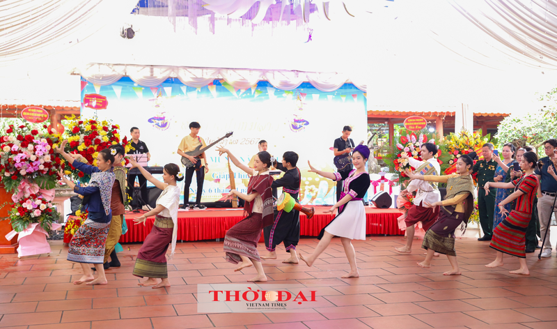 Un numéro artistique interprété par des étudiants laotiens au Vietnam, lors de la célébration du Bunpimay à Hanoï. Photo : thoidai.com.vn.
