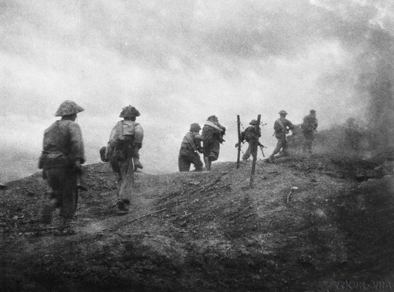 Nos soldats d'assaut attaquent une position ennemie sur la colline C1. Photo d'archives : VNA.