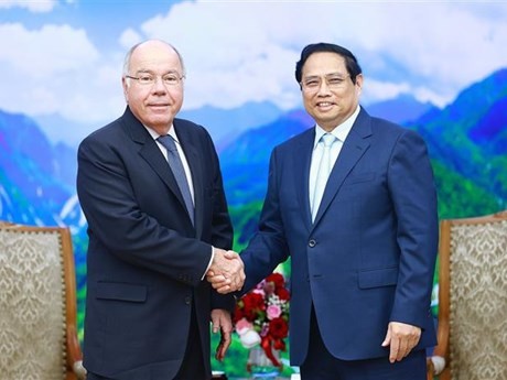 Le PM vietnamien Pham Minh Chinh (à droite) et le ministre des Affaires étrangères du Brésil, Mauro Vieira. Photo : VNA.