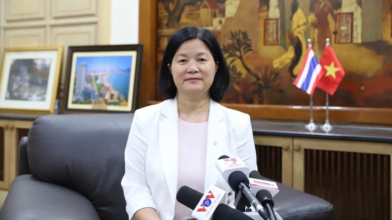 La chargée d'affaires a.i de l'ambassade du Vietnam en Thaïlande, Bùi Thi Huê, lors d’une interview accordée à la presse vietnamienne sur la visite officielle du ministre vietnamien des Affaires étrangères, Bui Thanh Son, du 10 au 12 avril en Thaïlande. Photo : NDEL.