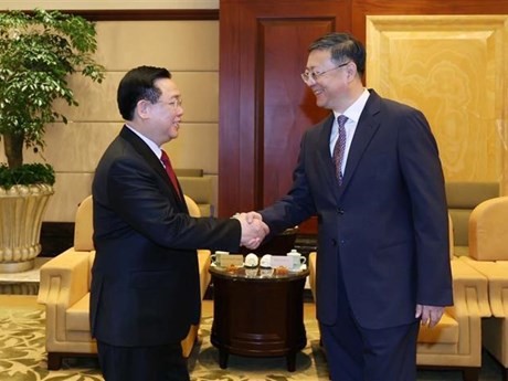 Le Président de l'AN vietnamienne, Vuong Dinh Huê (à gauche), et le secrétaire du Comité municipal du Parti de Shanghai, Chen Jining. Photo : VNA.