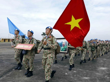 Des Casques bleus vietnamiens à l'aéroport international de Nôi Bài, à Hanoï, avant leur départ pour la Force intérimaire de sécurité des Nations Unies pour Abiyé (FISNUA). Photo : VNA.