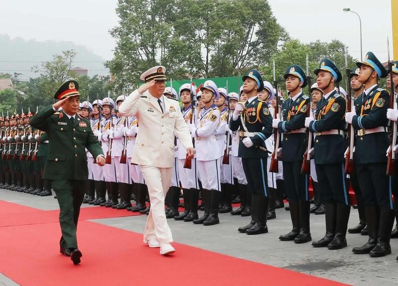 Le général Phan Van Giang, ministre vietnamien de la Défense (à gauche), et son homologue chinois Dong Jun passent en revue la garde d'honneur de l'Armée populaire vietnamienne, le 11 avril dans la province de Lào Cai (au Nord) .Photo : Trong Duc/NDEL.