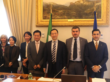 Des invités à l'audience de la Commission des affaires étrangères de la Chambre des députés italienne. Photo : VNA.