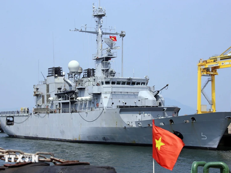 La frégate de surveillance de la Marine nationale française Vendémiaire au port de Tien Sa. Photo : VNA.
