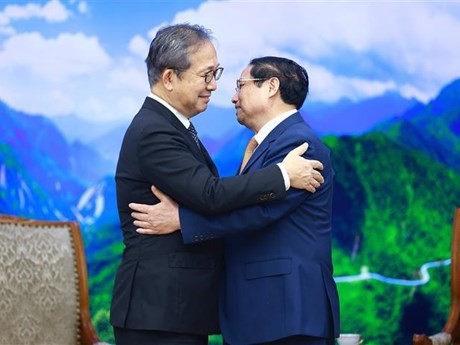 Le PM vietnamien Pham Minh Chinh (à droite) et l’ambassadeur sortant du Japon au Vietnam, Yamada Takio, à Hanoi, le 11 avril. Photo : VNA.