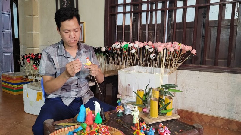L'artisan de "tò he" Dang Van Hâu au travail. Photo : CVN.