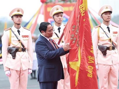 Le PM Pham Minh Chinh décore la du titre de Héros des forces armées populaires. Photo : VNA.