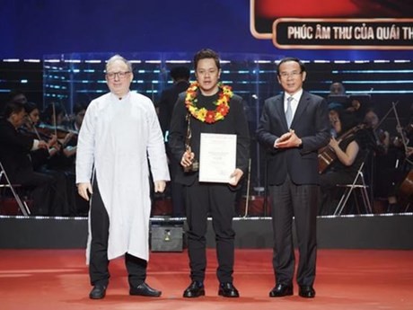 Le secrétaire du Comité du Parti de Hô Chi Minh-Ville, Nguyên Van Nên (à droite), attribue le prix Étoile d’or du meilleur film de fiction d’Asie du Sud-Est au représentant de l'équipe de tournage de "The gospel of the beast" des Philippines. Photo : VNA.