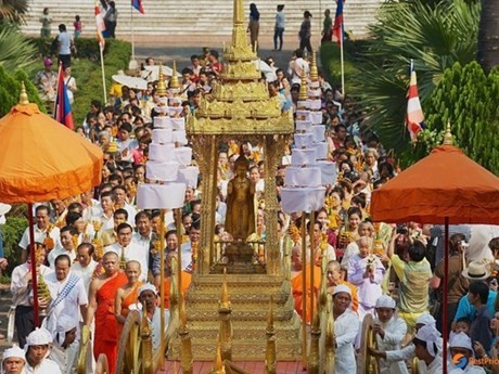Procession de la statue de Bouddha lors du festival traditionnel du Nouvel An du Laos, Bunpimay. Photo : VNA.