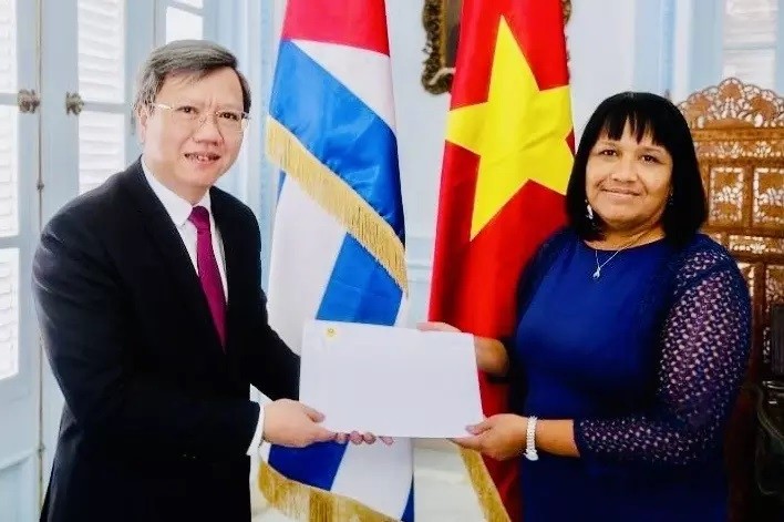 L'ambassadeur vietnamien à Cuba, Lê Quang Long (à gauche), présente une copie de ses lettres de créances à la vice-ministre cubaine des Affaires étrangères, Anayansi Rodriguez Camejo. Photo : Ambassade du Vietnam à Cuba.
