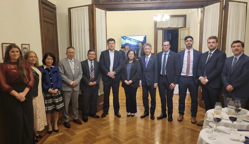 Les ambassadeurs de l'ASEAN accrédités en Argentine, lors d'une séance de travail avec le ministre paraguayen de l'Industrie et du Commerce, Javier Giménez. Photo: Ambassade du Vietnam en Argentine.