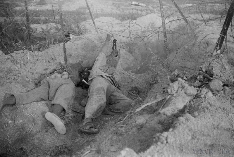Les forces du génie coupent les fils de fer barbelés pour ouvrir une voie à nos soldats d'assaut qui mènent l'attaque contre le PA 206. Photo d'archives : VNA.