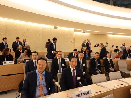 De gauche à droite, au premier rang : le représentant permanent du Vietnam auprès de l’ONU, de l’OMC et d’autres organisations internationales à Genève, Mai Phan Dung, et le ministre des Affaires étrangères Bui Thanh Son, lors de la la 55e session du CDH. Photo : VNA