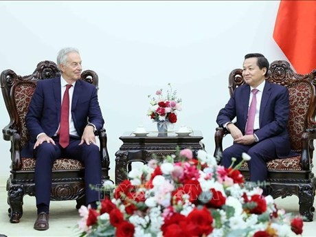Le Vice-PM vietnamien Lê Minh Khai (à droite) et le l’ancien PM britannique Tony Blair, le 16 avril à Hanoi. Photo: VNA.