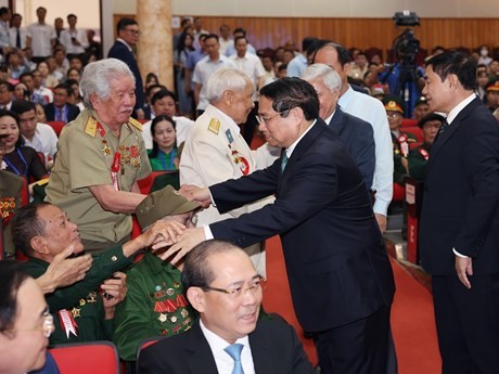 Le PM vietnamien Pham Minh Chinh, à la rencontre des combattants et des habitants qui ont participé directement à la campagne historique de Diên Biên Phu, le 17 avril à Diên Biên Phu. Photo : VNA.