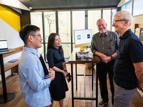 Le PDG du géant américain de la technologie Apple visite le Vietnam. Photo : Vietnamnet