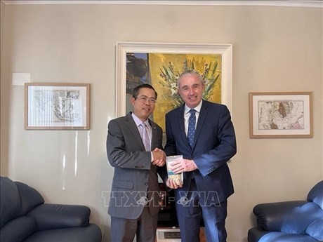 L'ambassadeur du Vietnam en Australie, Pham Hung Tam (gauche), et le député australien Kevin Hogan. Photo: VNA